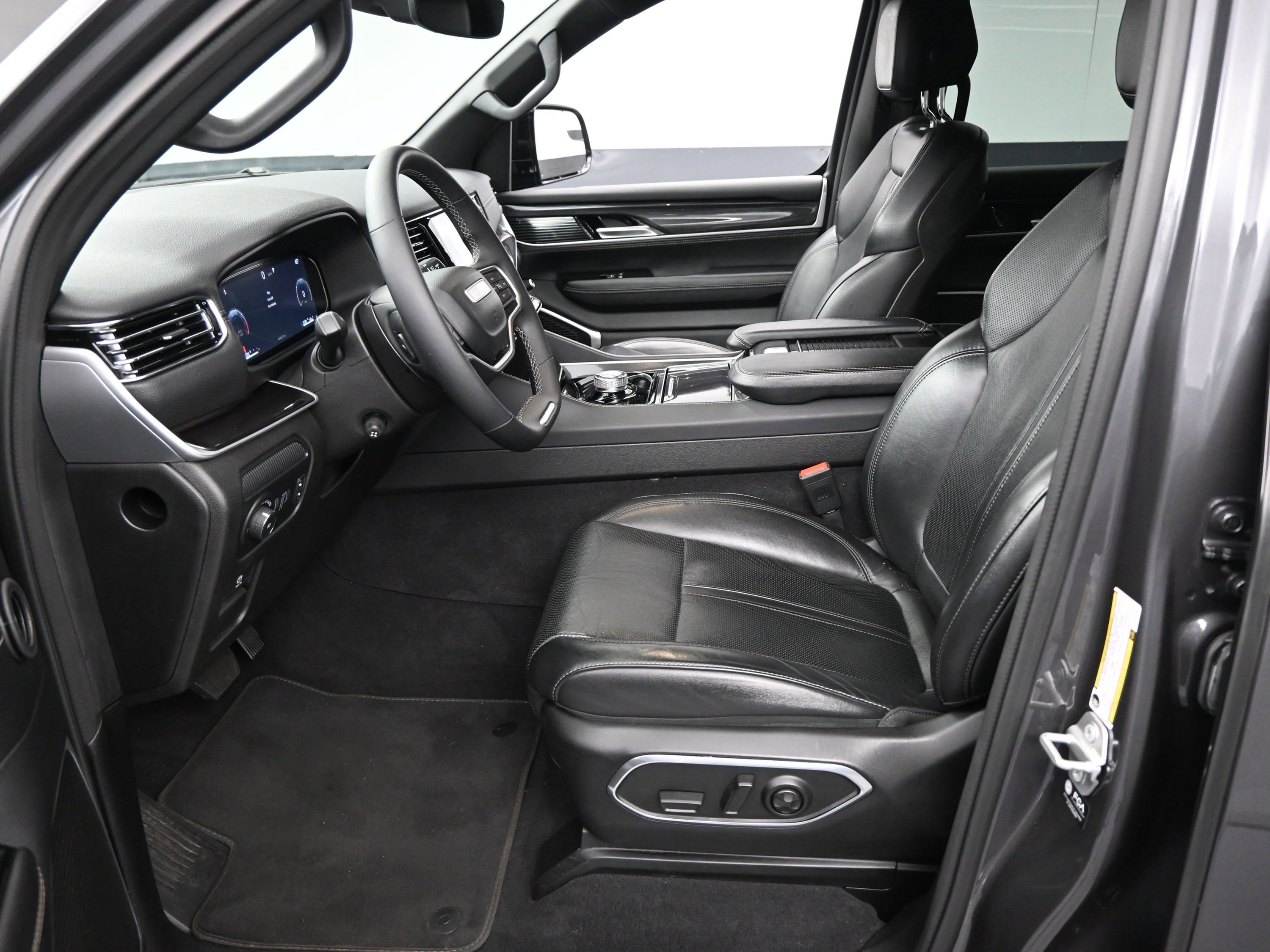 Used 2024 Jeep Wagoneer 2WD image 5