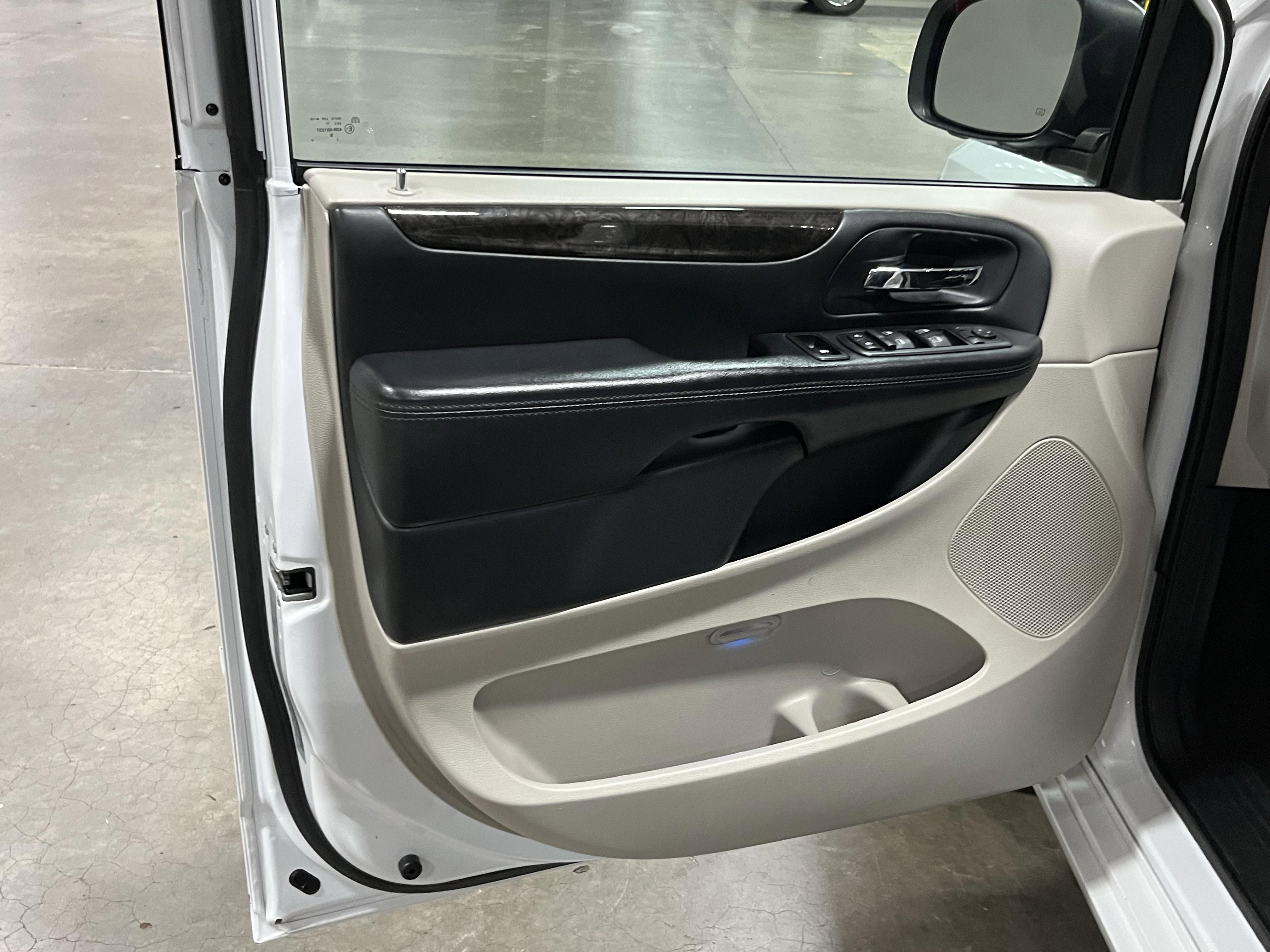 Used 2016 Dodge Grand Caravan SXT w/ Rear Park Assist Package image 16