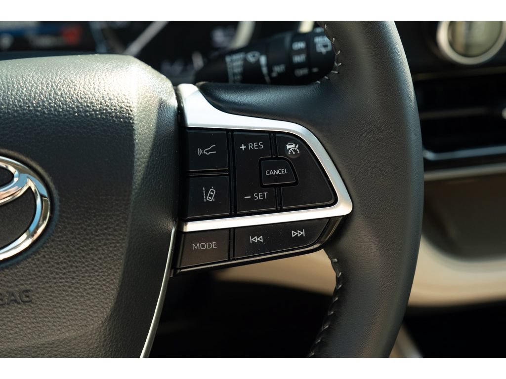 Used 2025 Toyota Highlander XLE FWD image 20