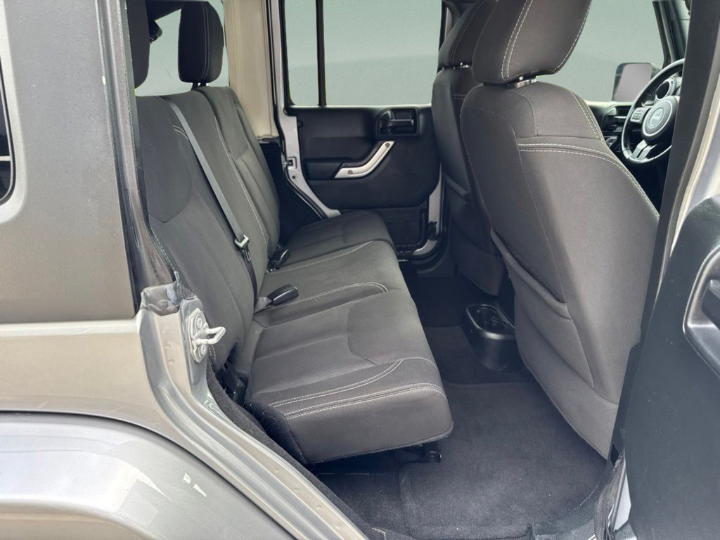 Used 2018 Jeep Wrangler Unlimited Sahara w/ Connectivity Group AWD/4WD image 30