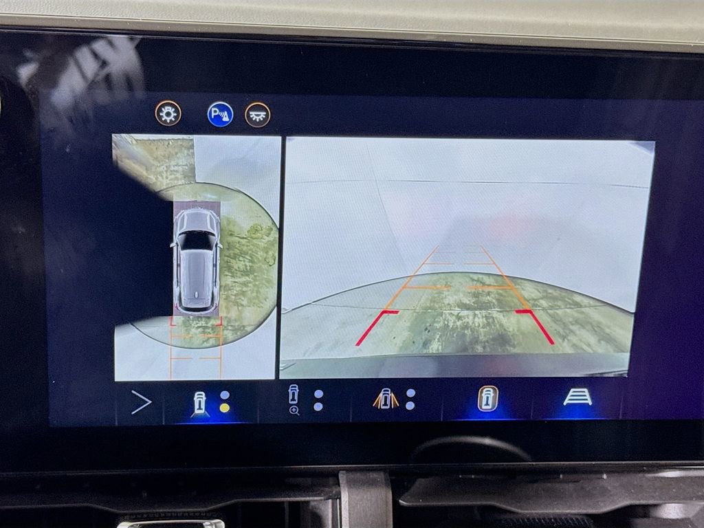 Used 2025 Chevrolet Equinox LT w/ Convenience Package II image 12