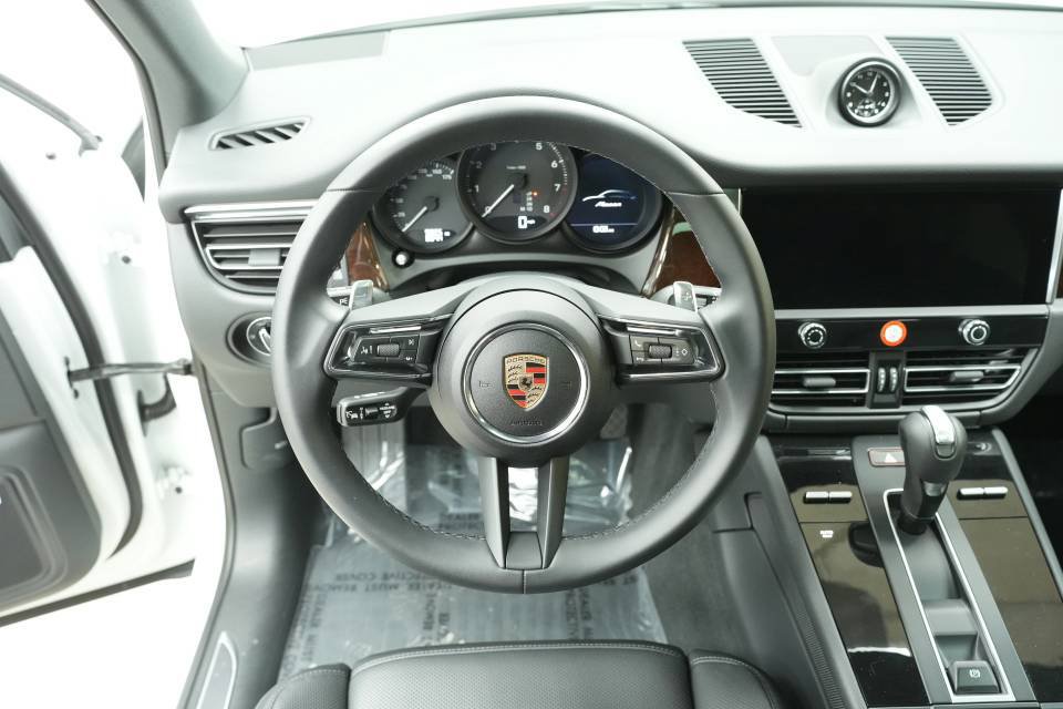 Certified 2025 Porsche Macan AWD/4WD image 13