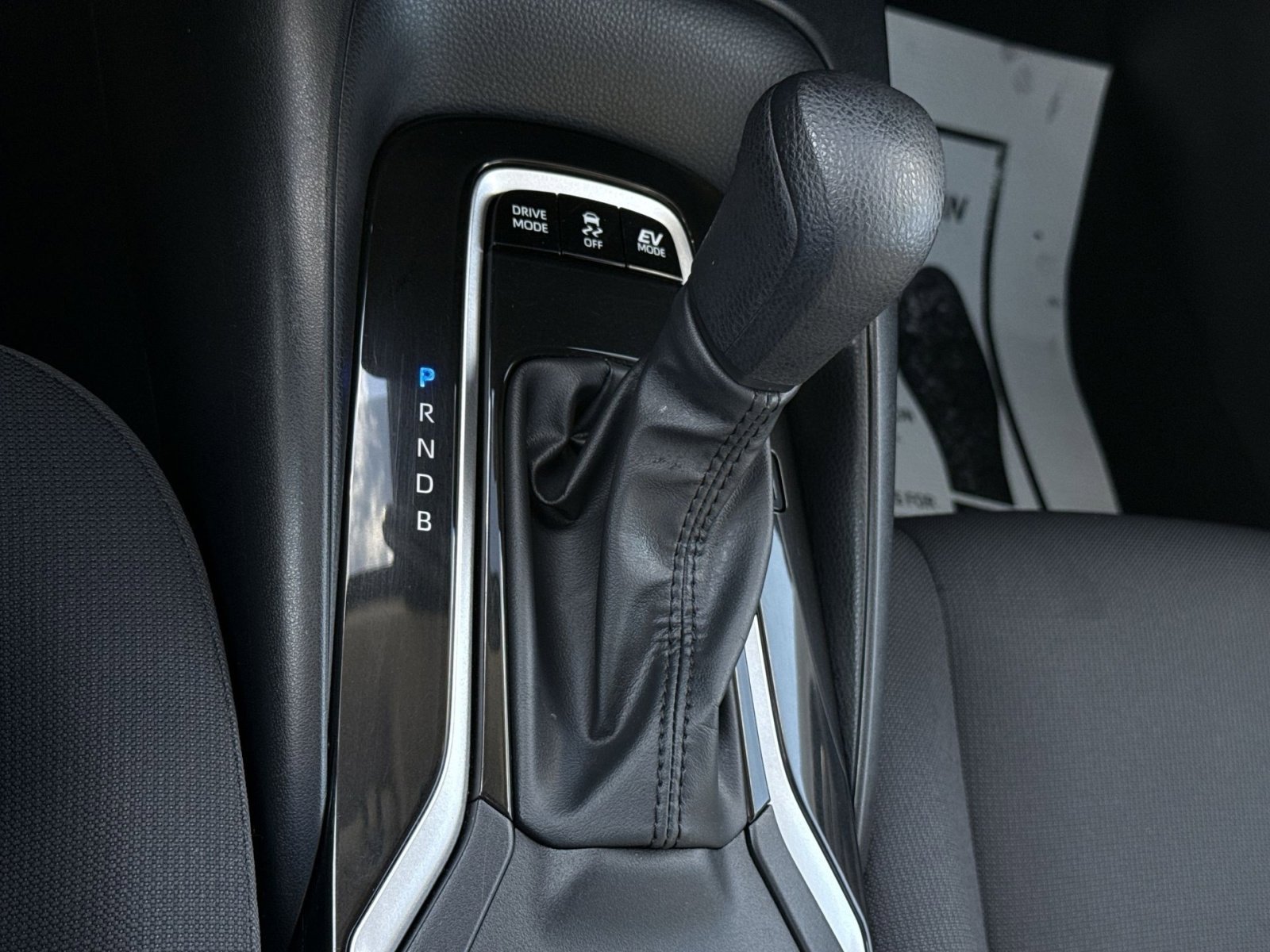 Used 2025 Toyota Corolla LE image 21