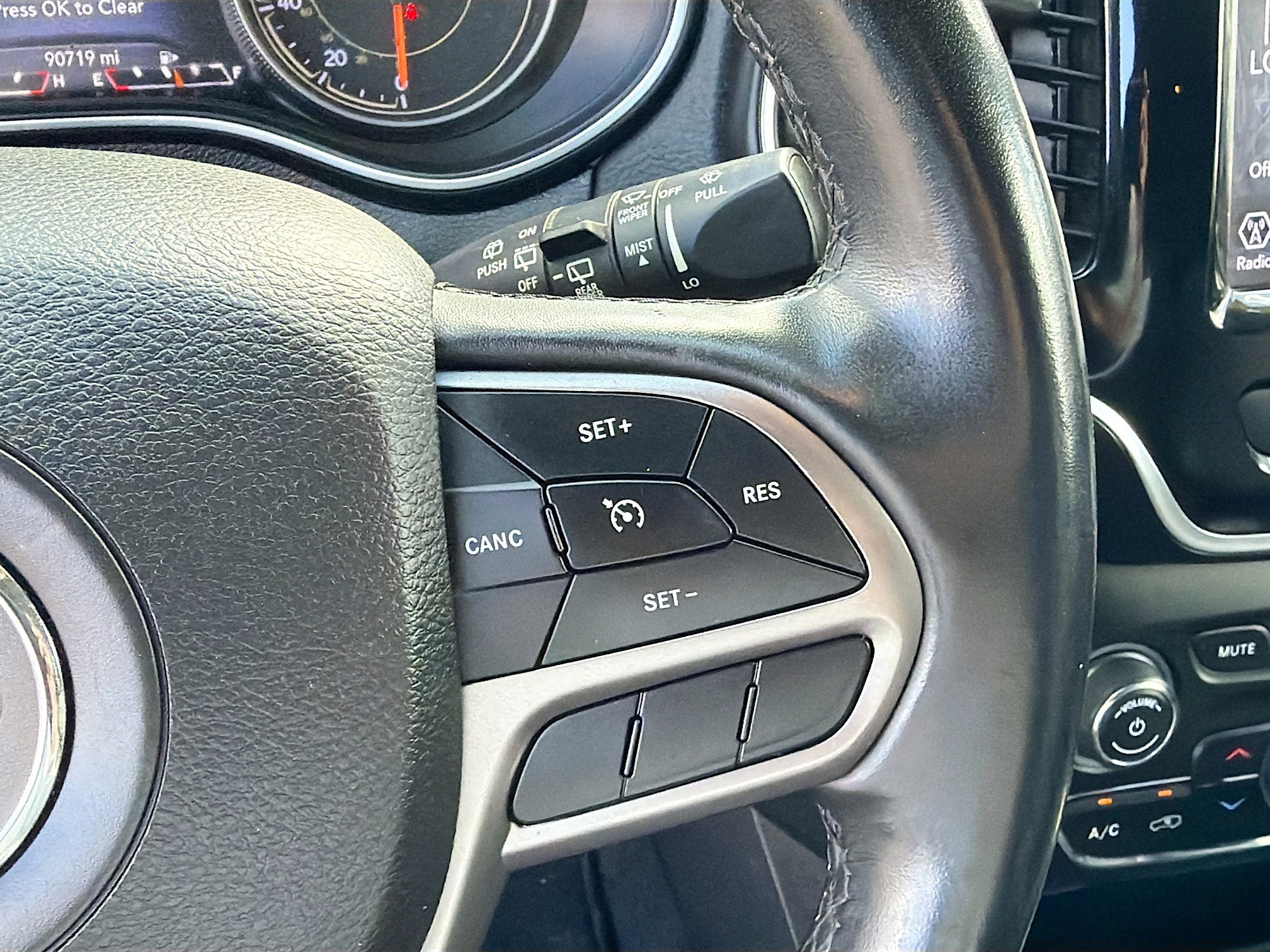 Used 2020 Jeep Cherokee Limited image 37