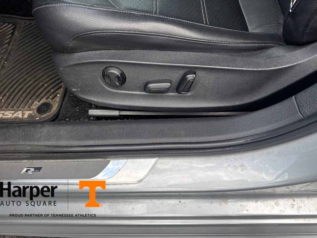 Used 2017 Volkswagen Passat 1.8T R-Line FWD image 18