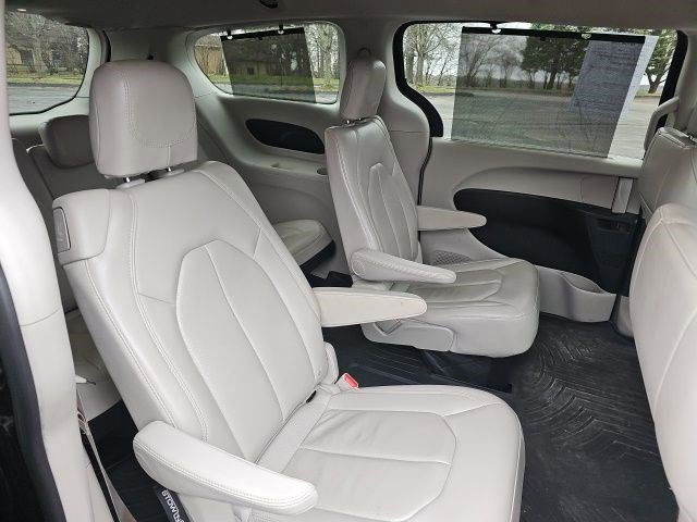 Used 2018 Chrysler Pacifica Touring-L image 16