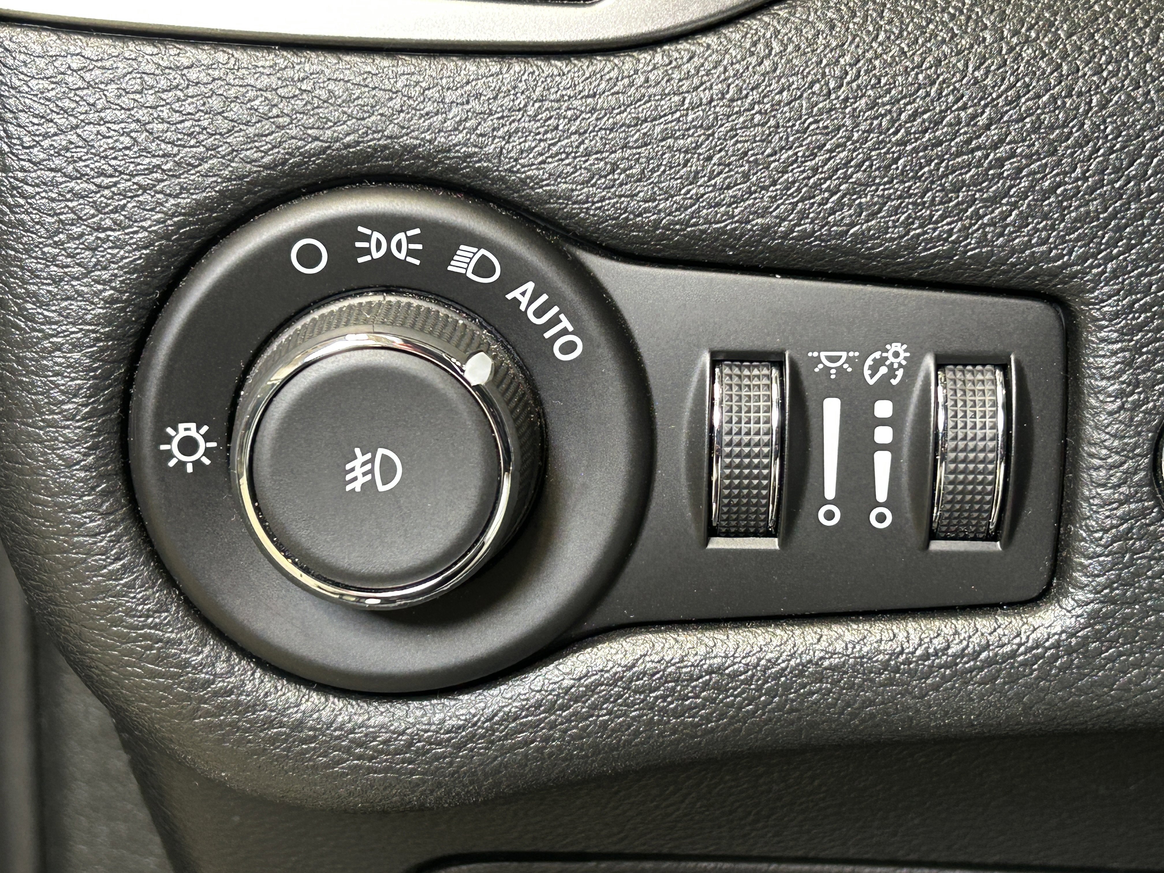 Used 2019 Jeep Cherokee Limited w/ Luxury Group image 18