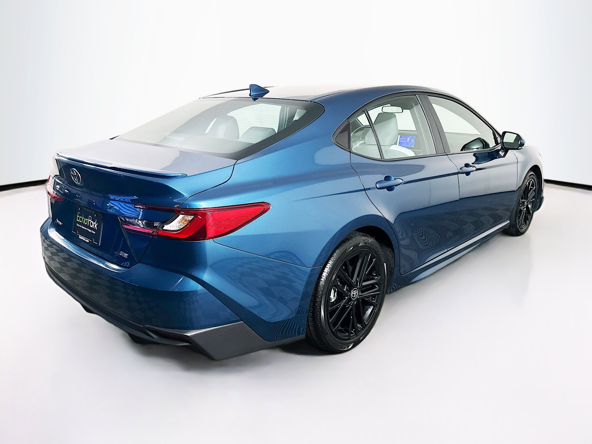 Used 2025 Toyota Camry SE image 9