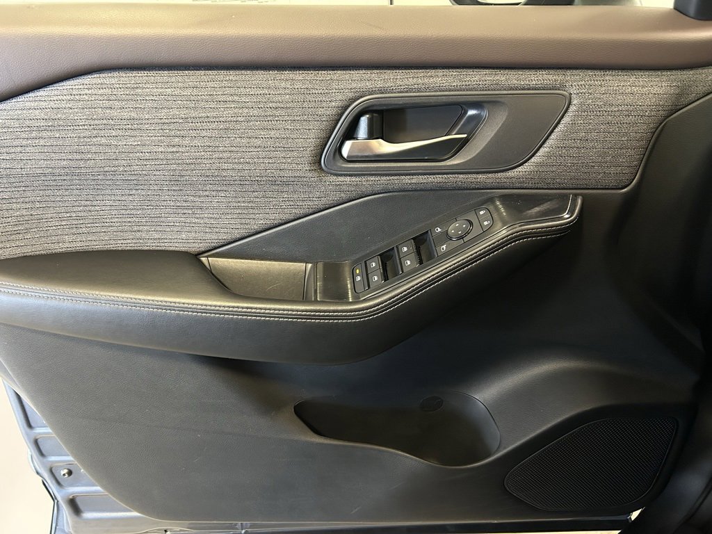 Used 2023 Nissan Rogue SV image 4