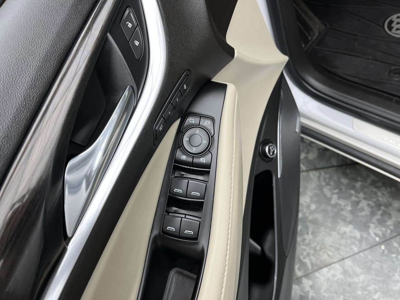 Used 2019 Buick Enclave Premium AWD/4WD image 9