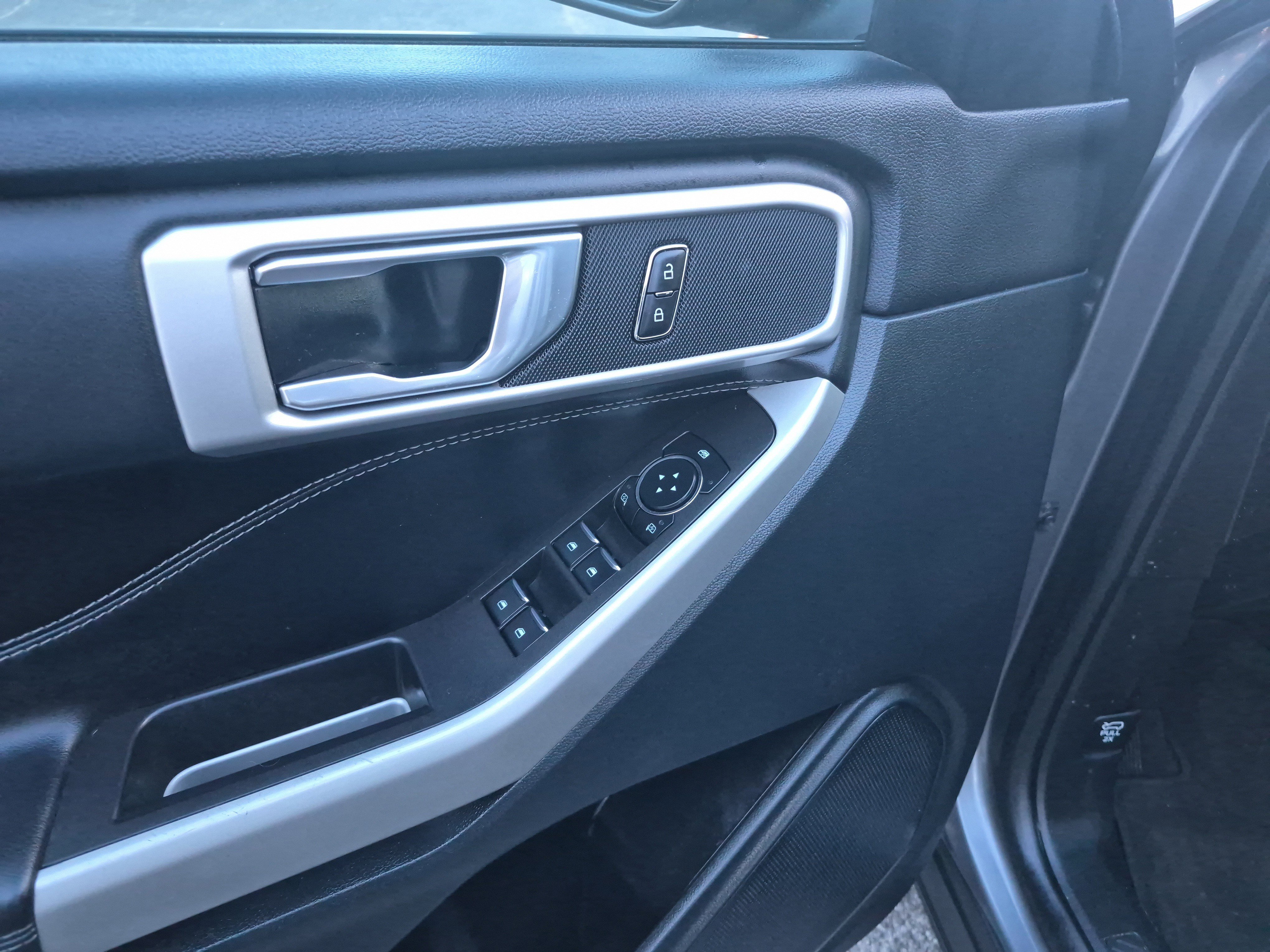 Used 2024 Ford Explorer XLT image 9