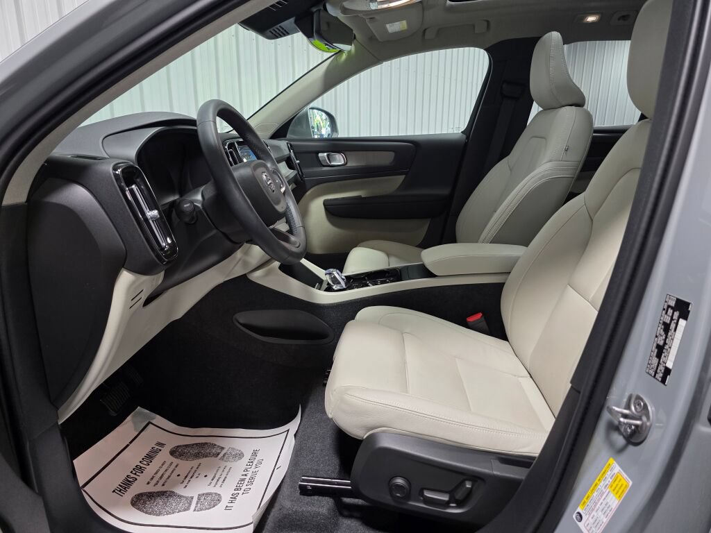 Used 2024 Volvo XC40 B5 Plus AWD/4WD image 9