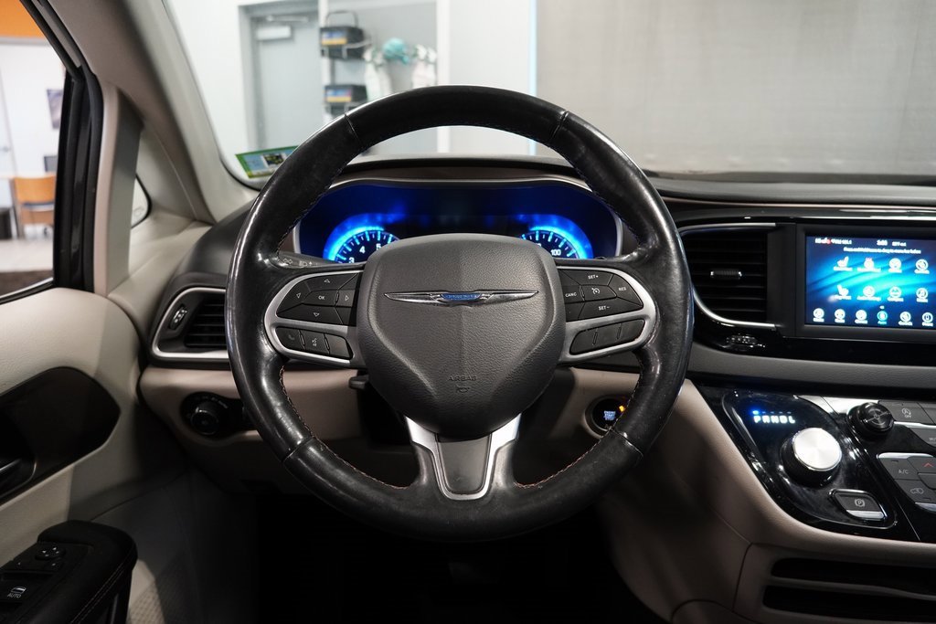 Used 2019 Chrysler Pacifica Touring-L image 17