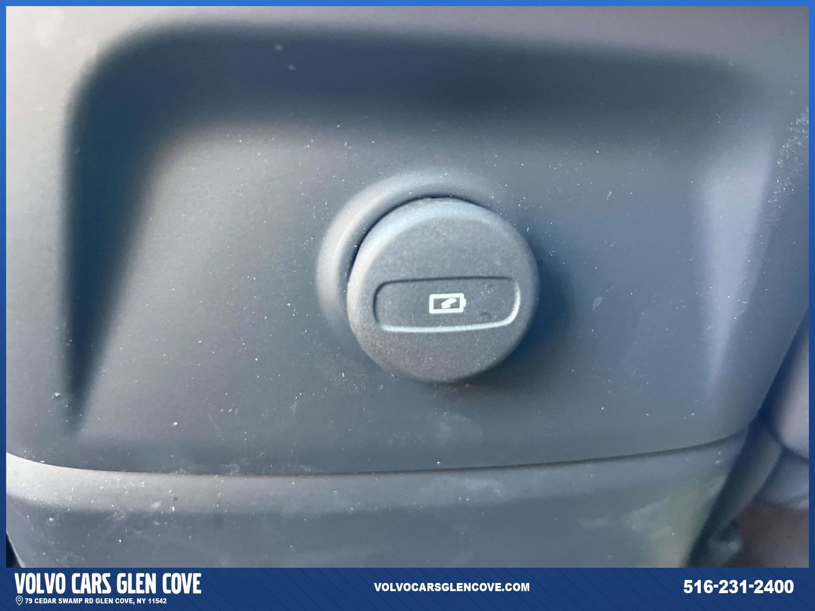 Certified 2025 Volvo XC60 T8 Plus w/ Protection Package Premier image 11