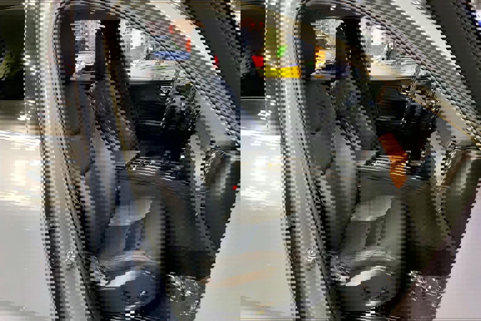 Used 2022 Volvo XC60 B5 Momentum w/ Climate Package image 9