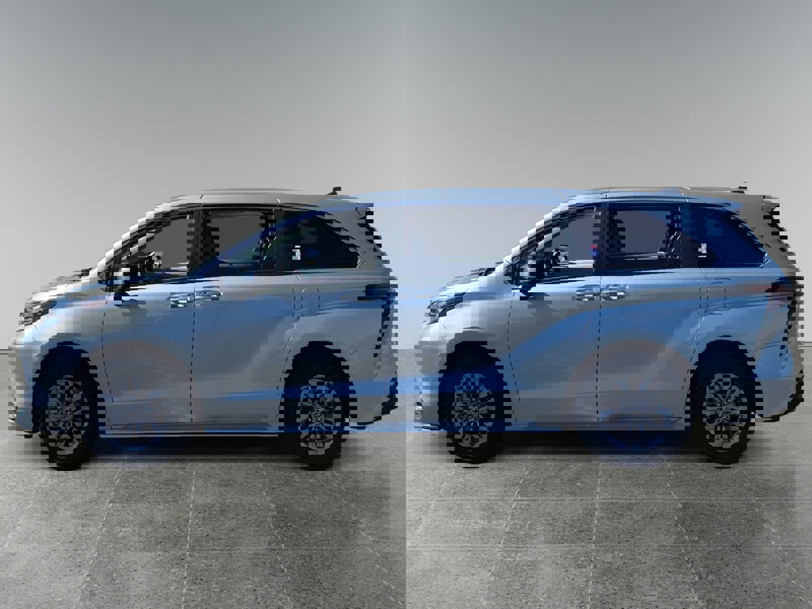 Used 2025 Toyota Sienna LE image 2