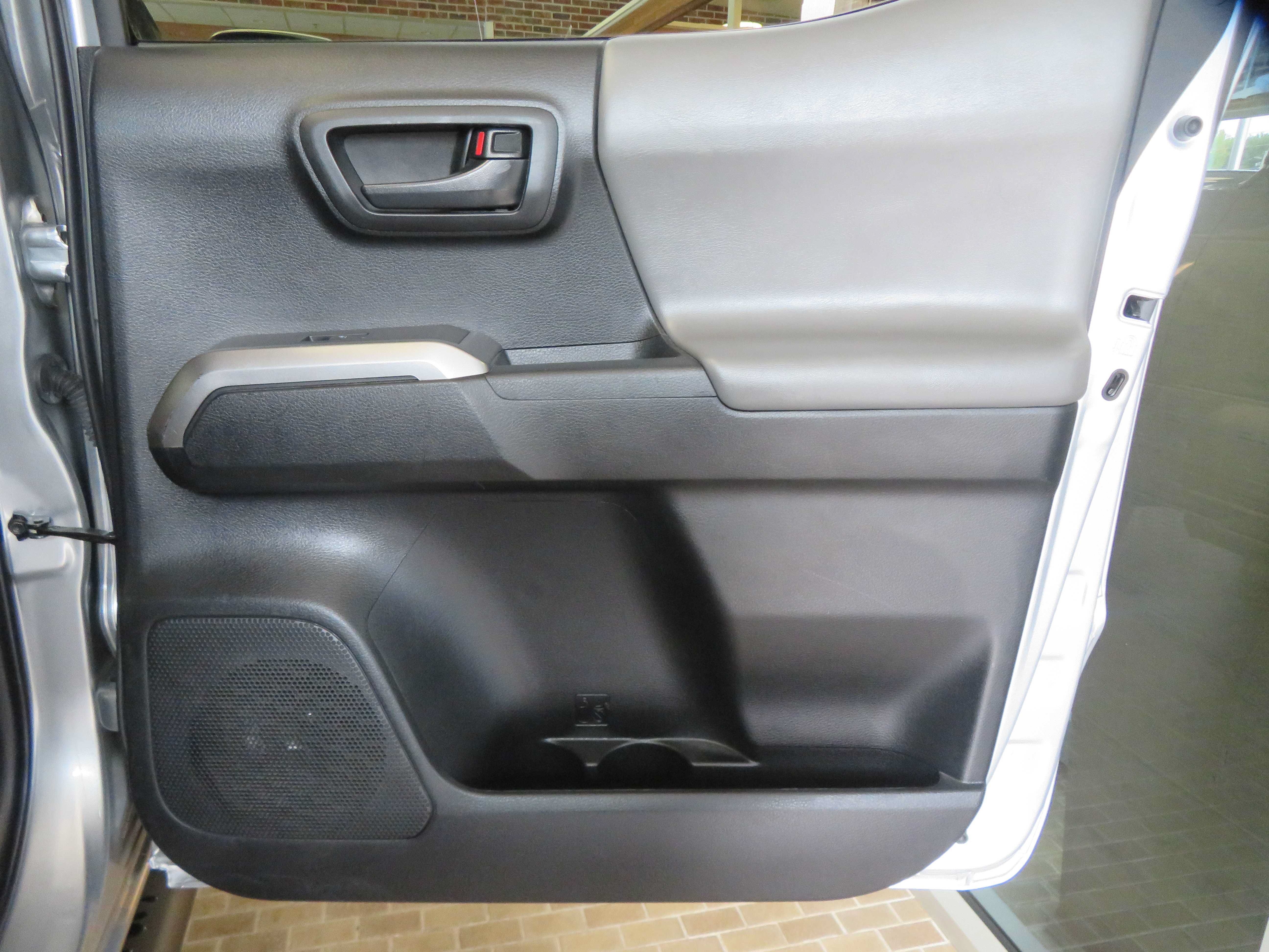 Used 2022 Toyota Tacoma SR5 RWD image 18