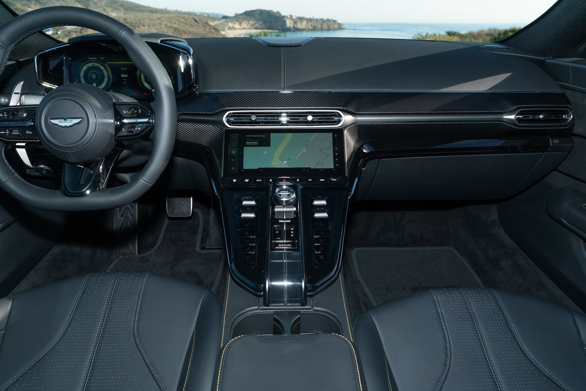 Used 2025 Aston Martin V8 Vantage Coupe RWD image 19