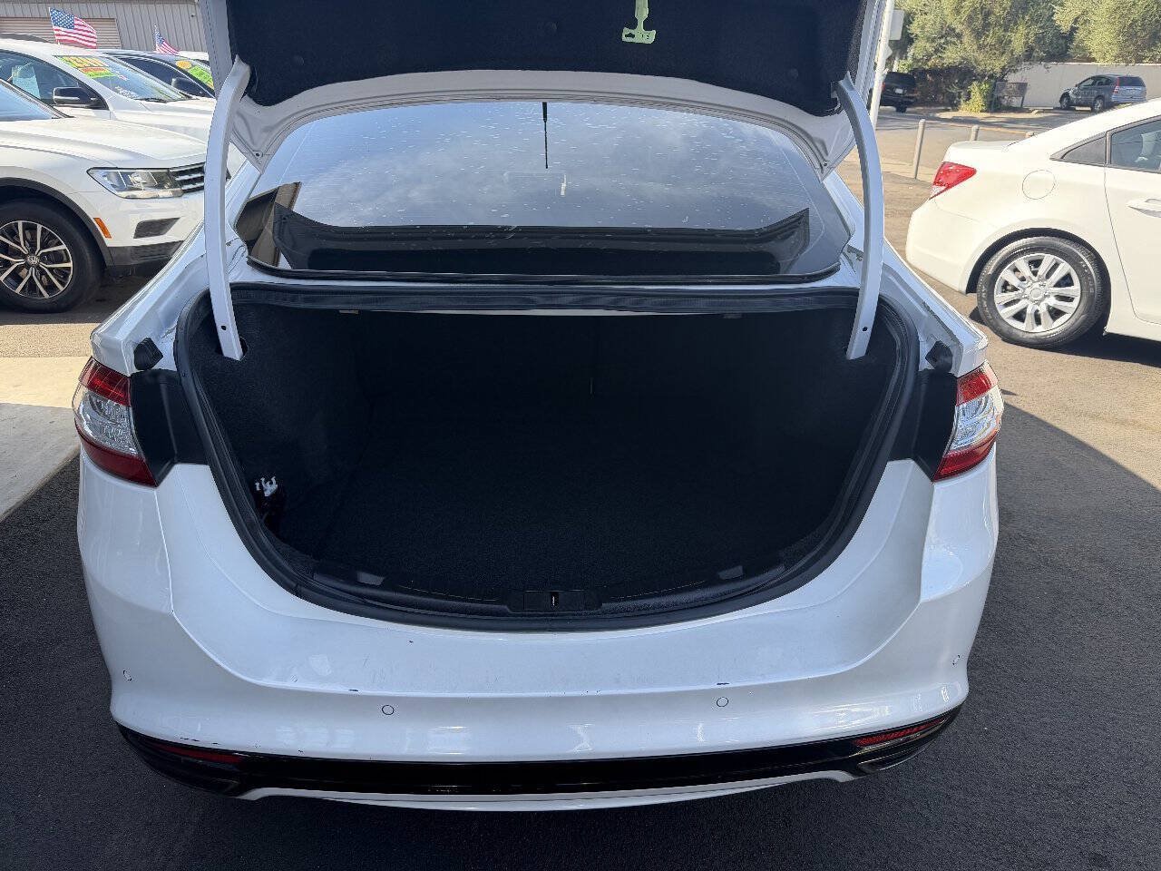 Used 2016 Ford Fusion SE FWD image 18