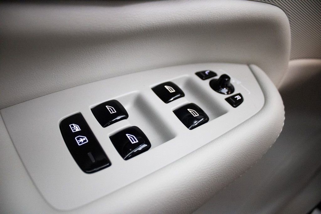 Certified 2025 Volvo XC90 T8 Plus w/ Protection Package Premier image 24