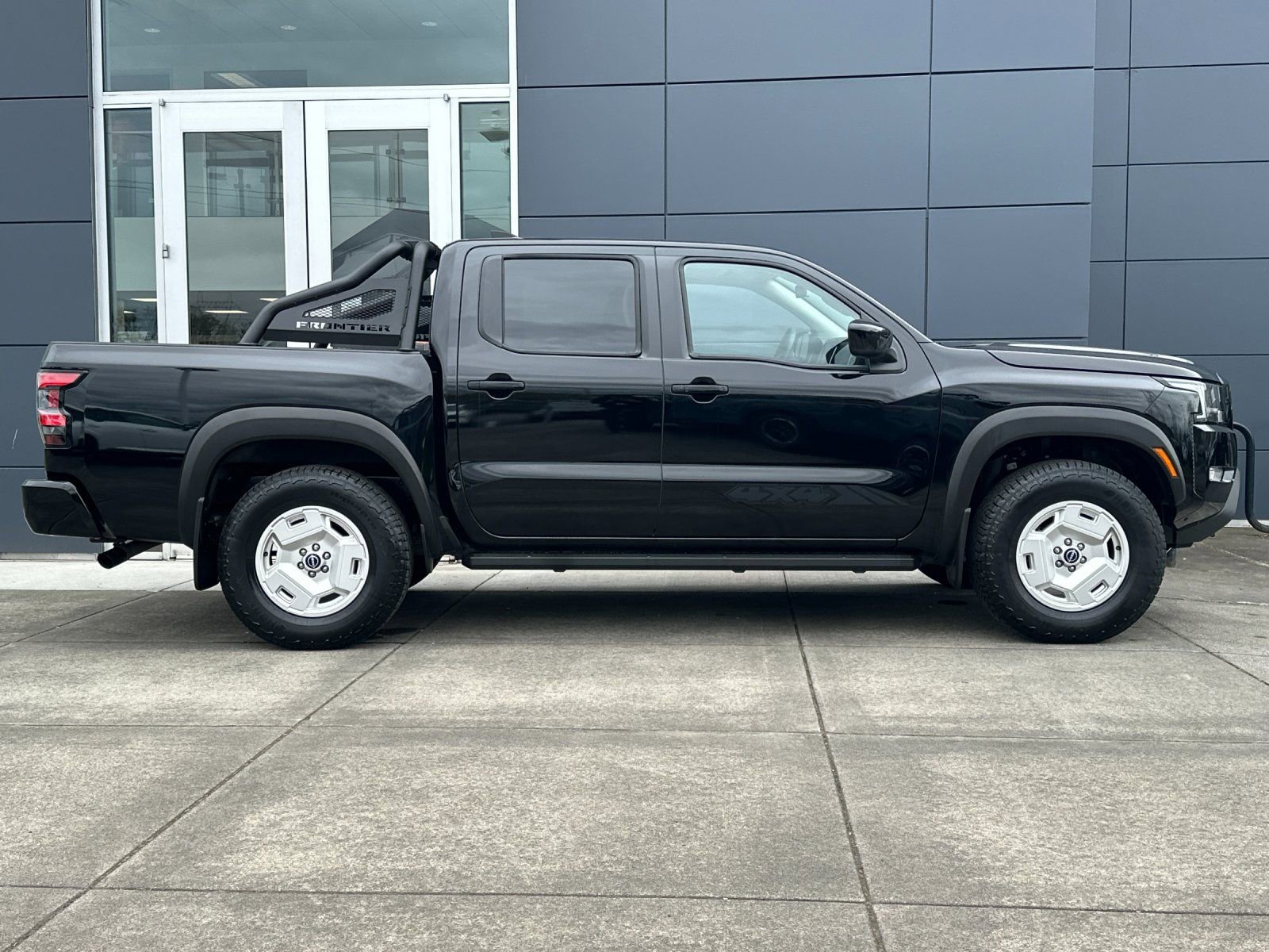 Used 2024 Nissan Frontier SV w/ Hardbody Edition image 2
