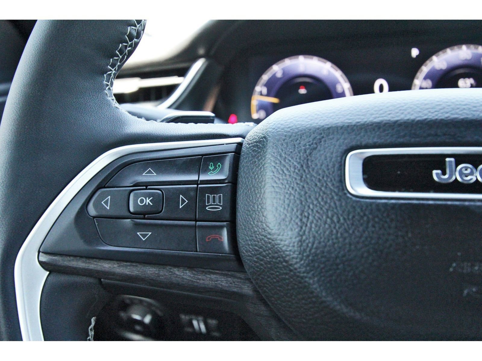 Used 2025 Jeep Grand Cherokee L Limited w/ Black Appearance Package image 24