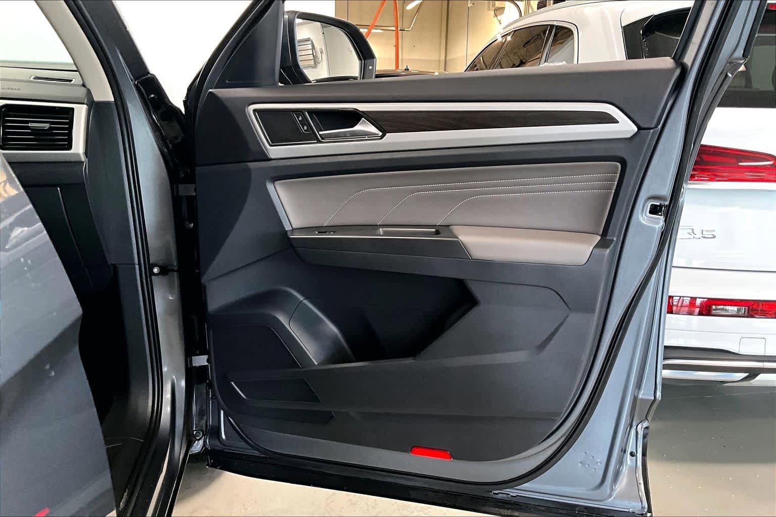 Used 2023 Volkswagen Atlas SE w/ Panoramic Sunroof Package image 24