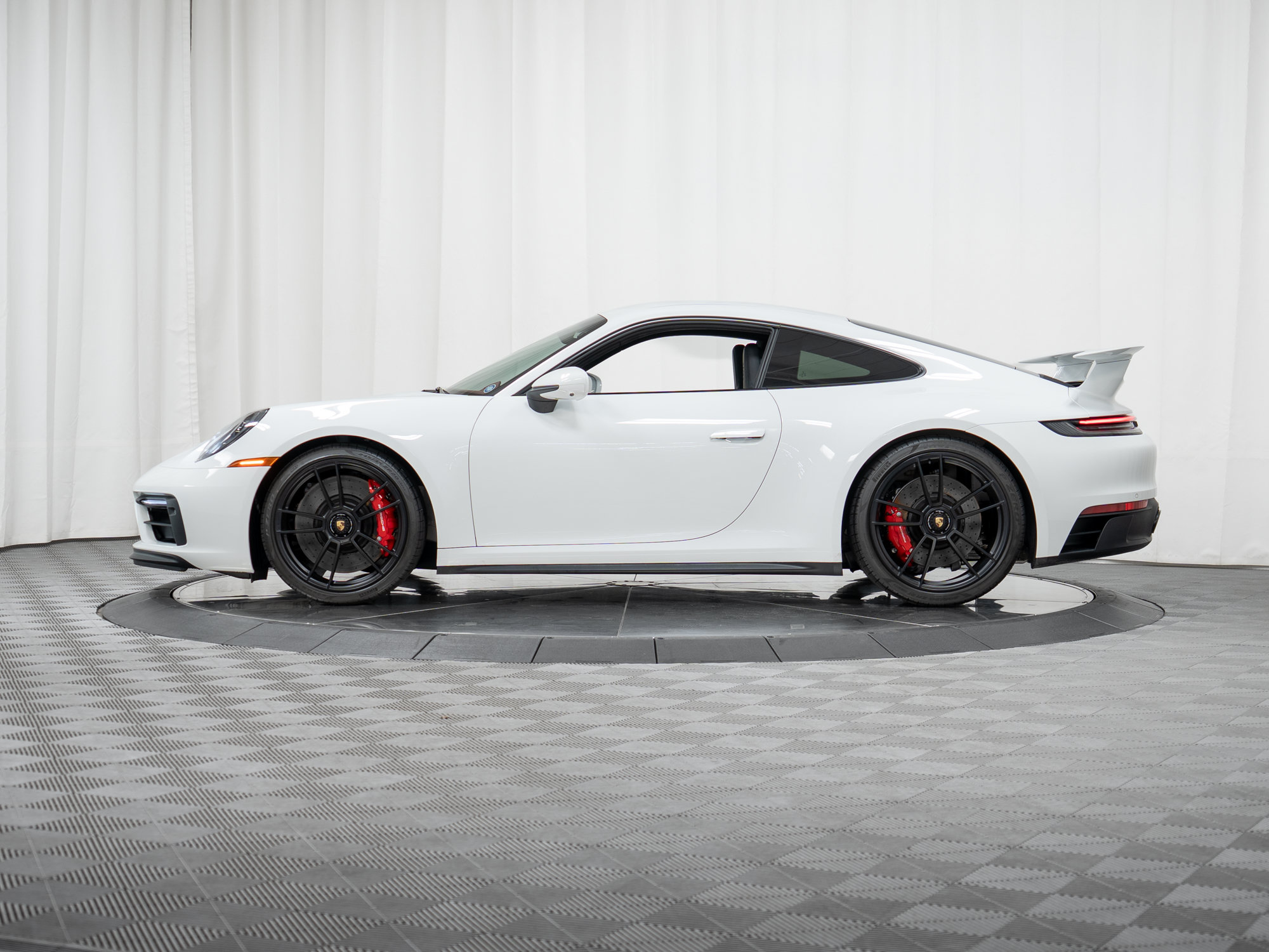 Certified 2024 Porsche 911 Carrera GTS RWD image 40