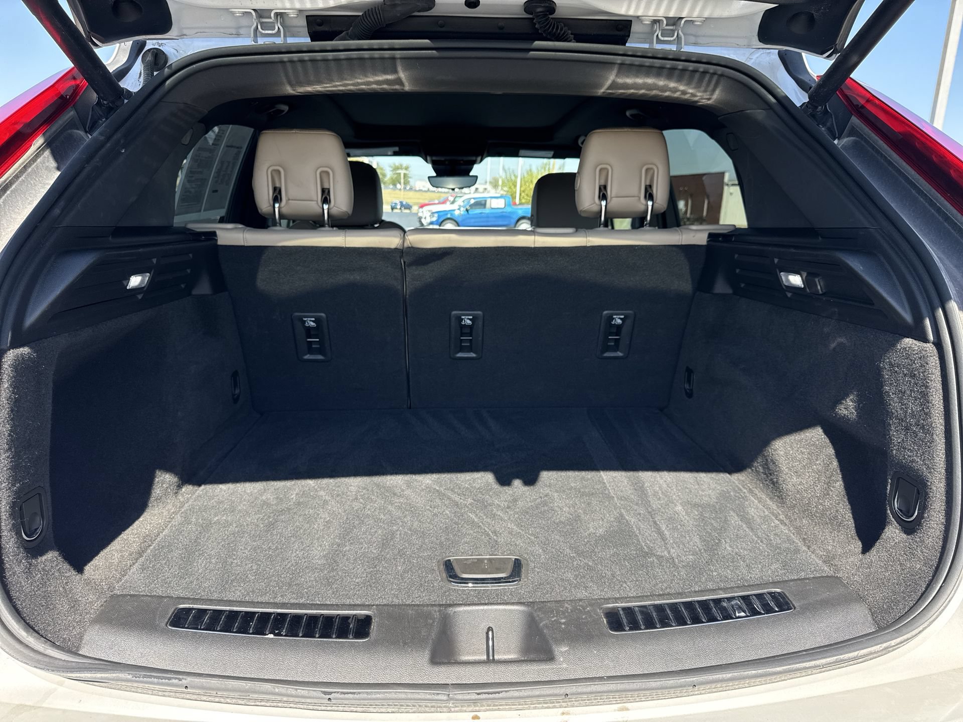 Used 2025 Cadillac XT4 Premium Luxury w/ Technology Package FWD image 23