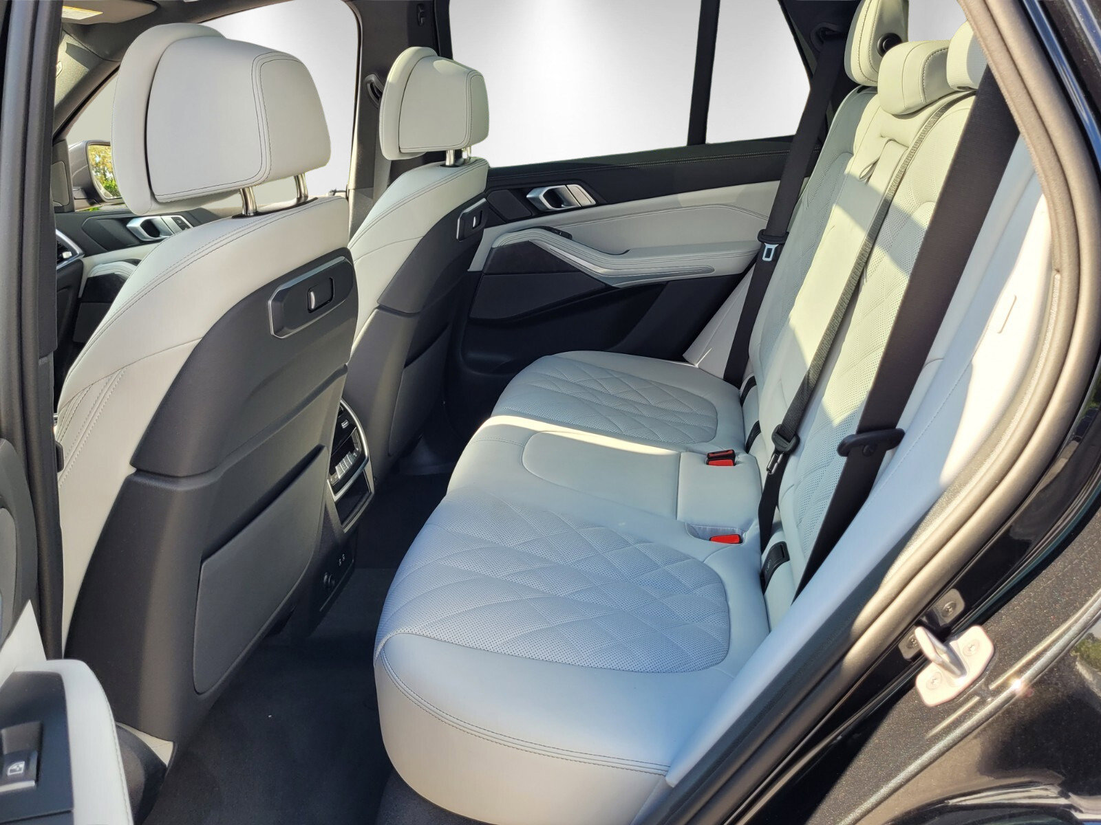 New 2025 BMW X5 xDrive50e w/ Climate Comfort Package image 11