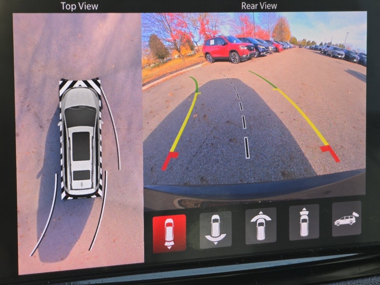 Used 2022 Chrysler Pacifica Limited w/ Uconnect Theater Family Group image 6