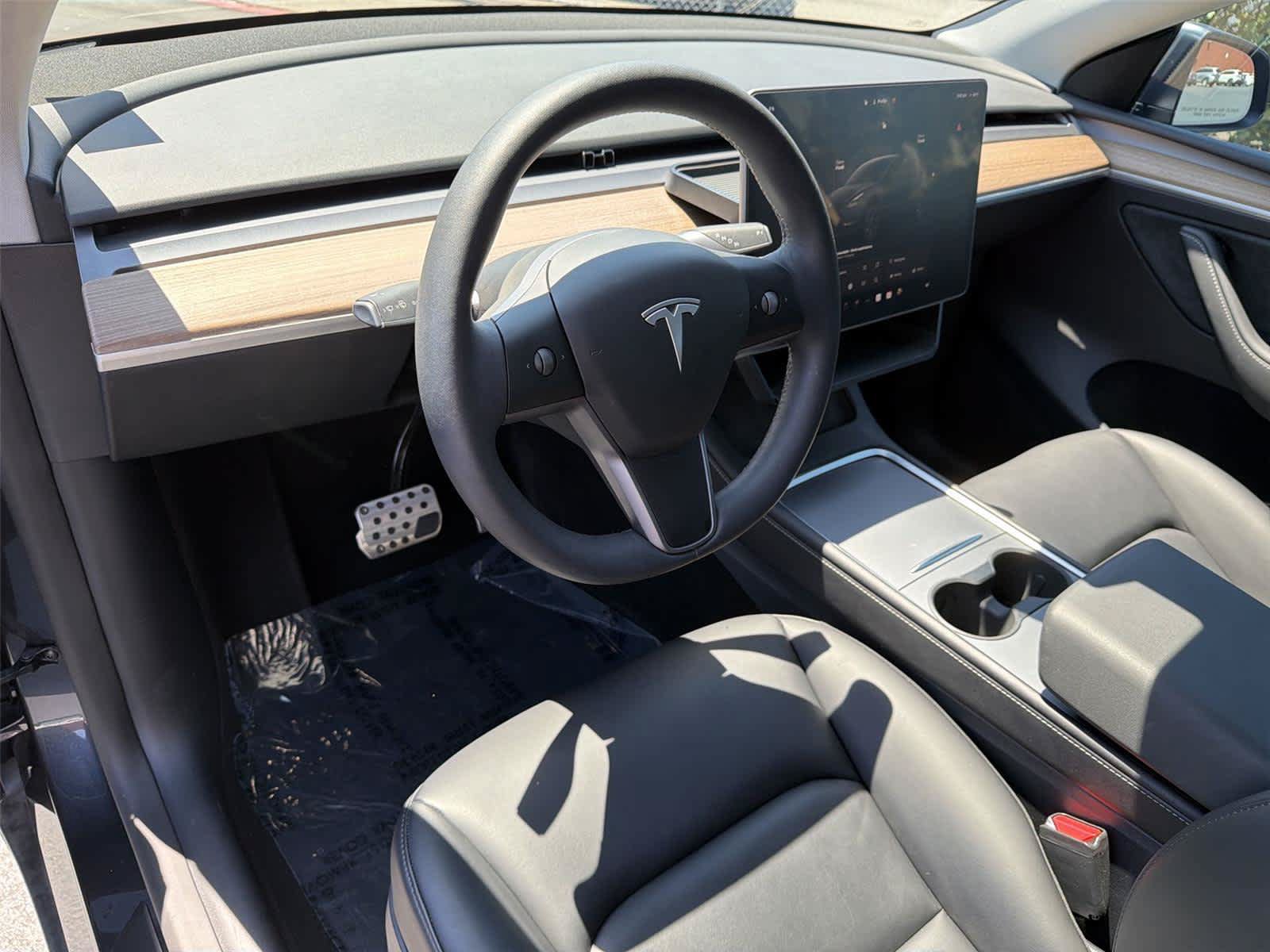 Used 2025 Tesla Model Y Long Range AWD/4WD image 2