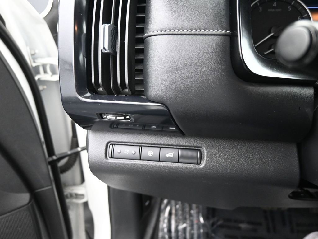 Used 2025 Nissan Pathfinder SV AWD/4WD image 28