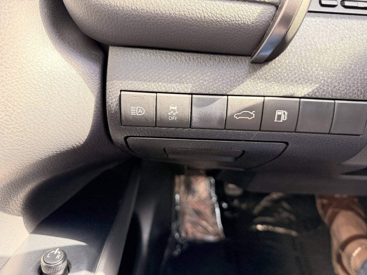 Used 2018 Toyota Camry SE FWD image 24