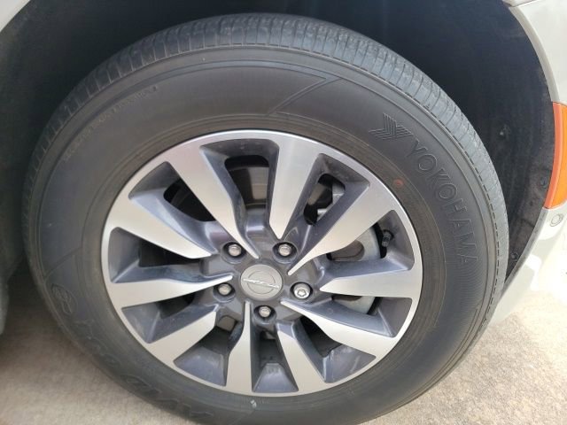 Used 2020 Chrysler Pacifica Touring-L Plus image 4