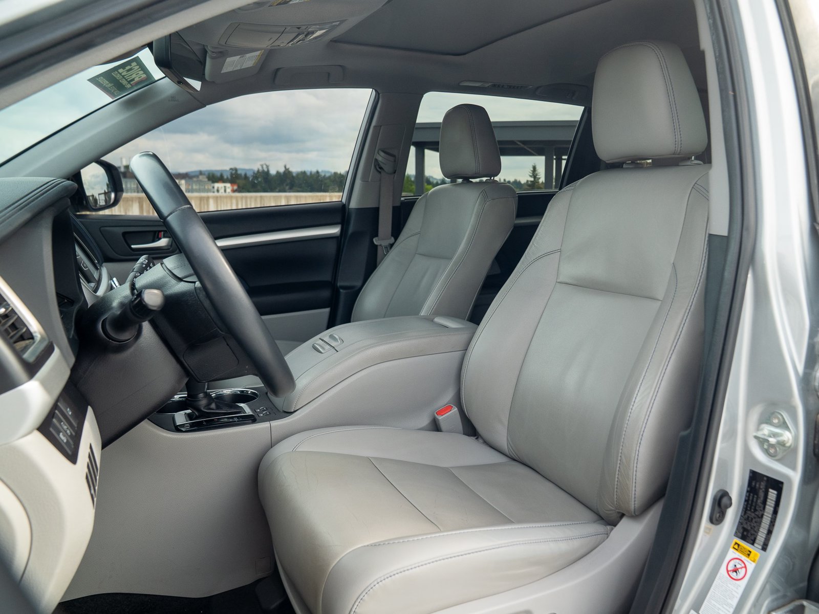 Used 2019 Toyota Highlander XLE FWD image 25