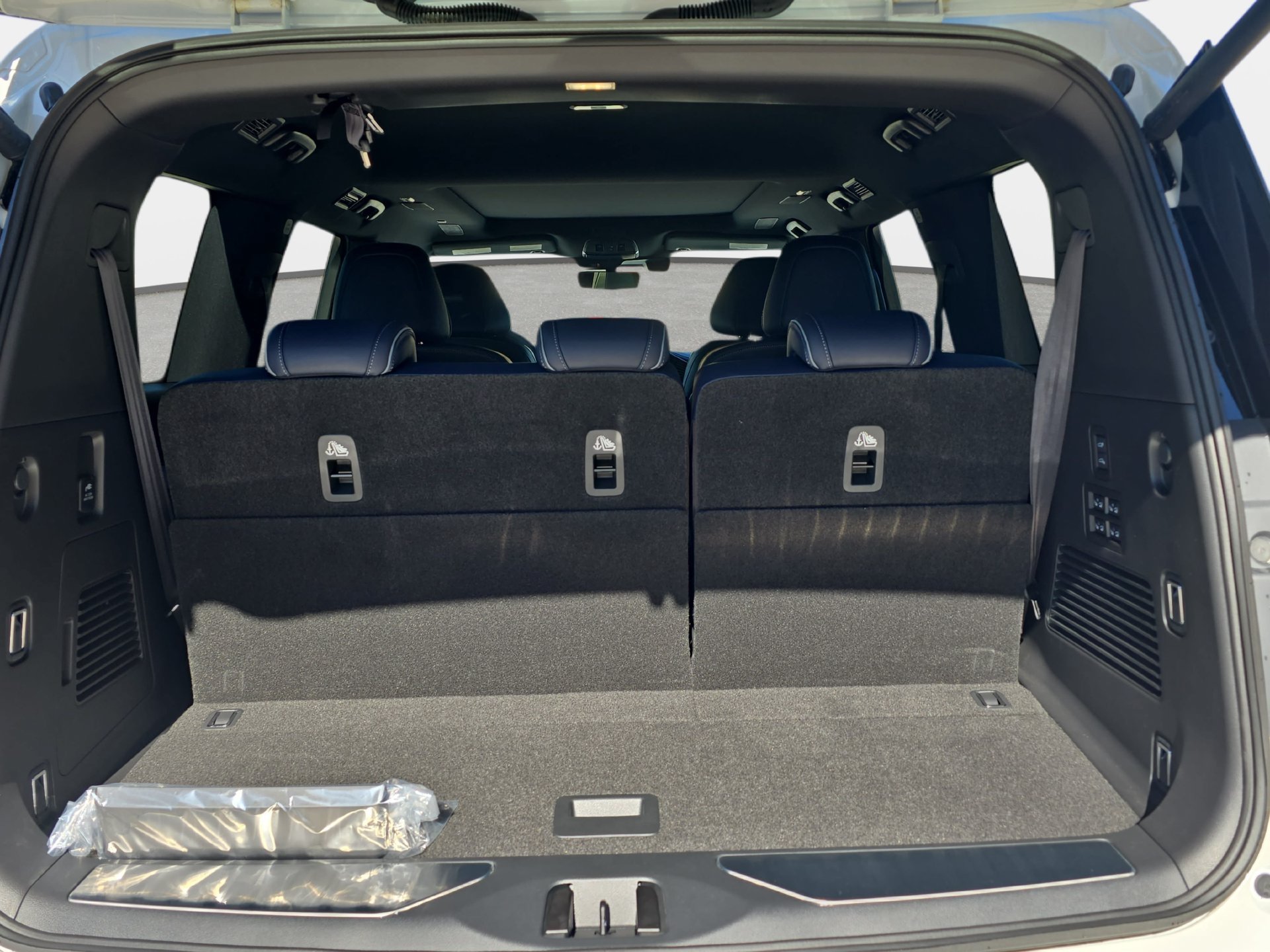 New 2026 INFINITI QX80 4WD image 12