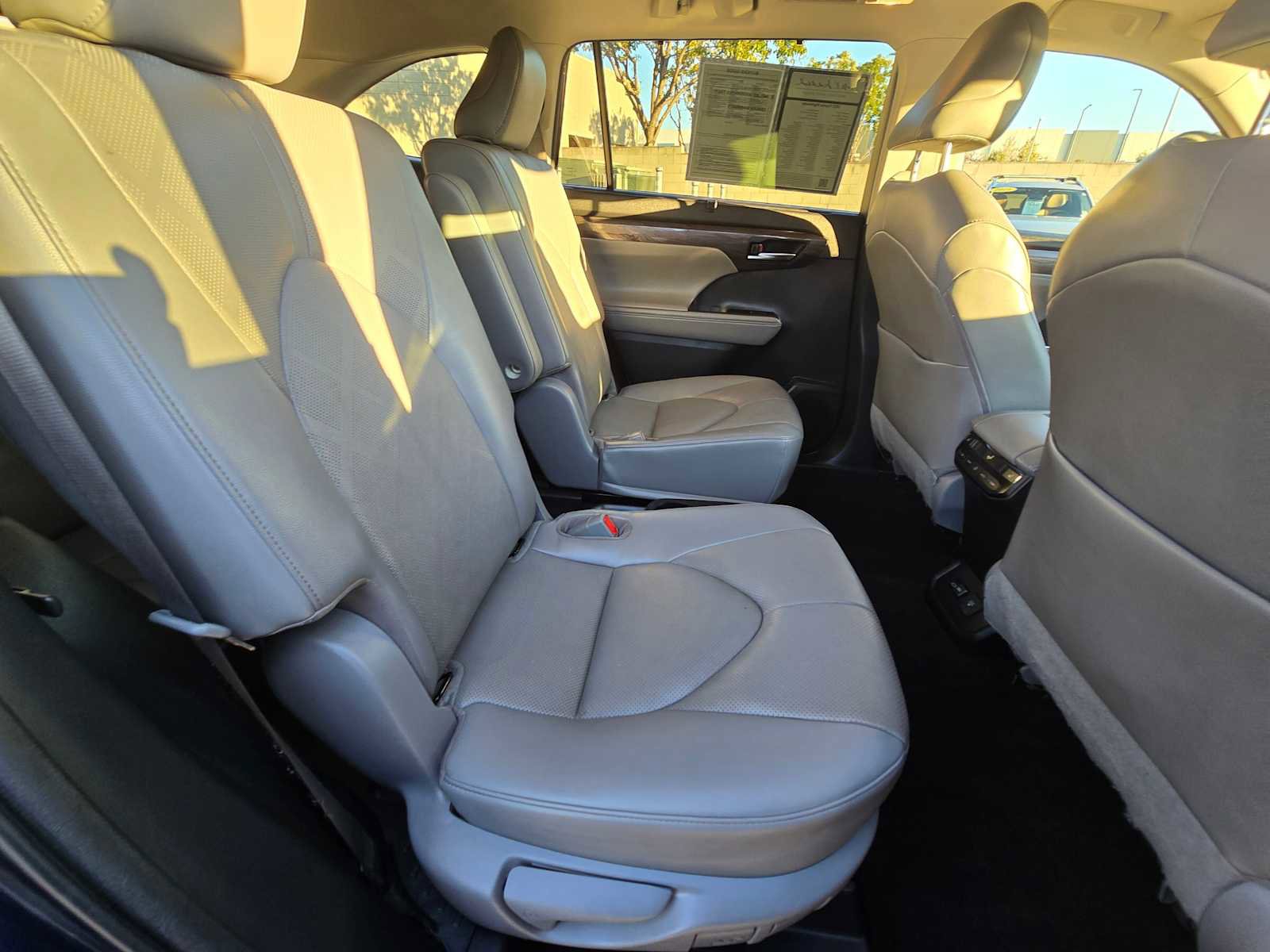 Used 2023 Toyota Highlander Platinum image 14