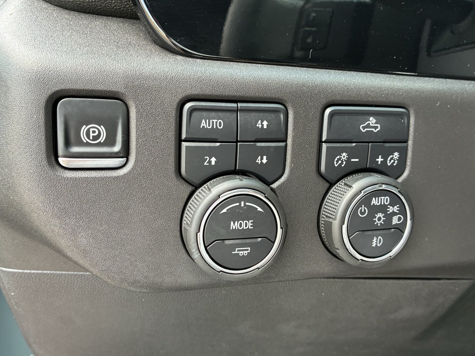 Used 2025 Chevrolet Silverado 1500 LT Trail Boss w/ Convenience Package II AWD/4WD image 6