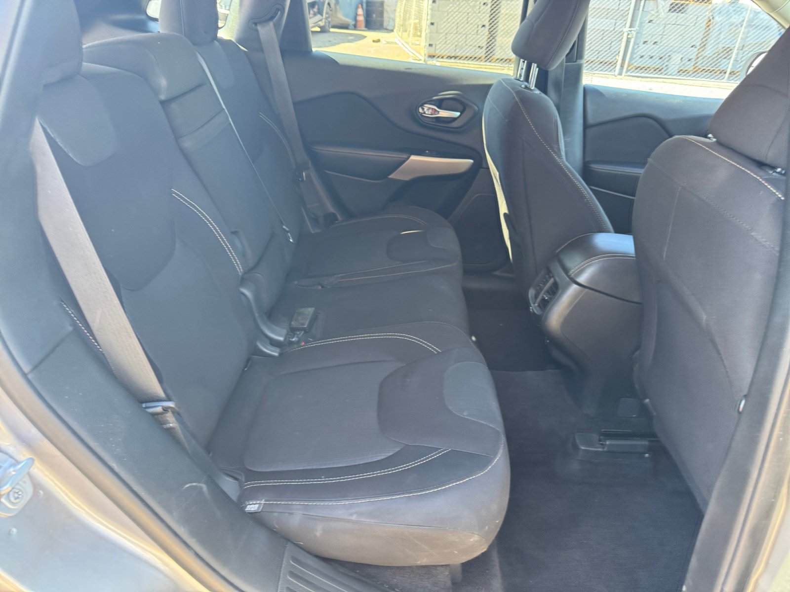 Used 2017 Jeep Cherokee Latitude w/ Comfort/Convenience Group FWD image 31