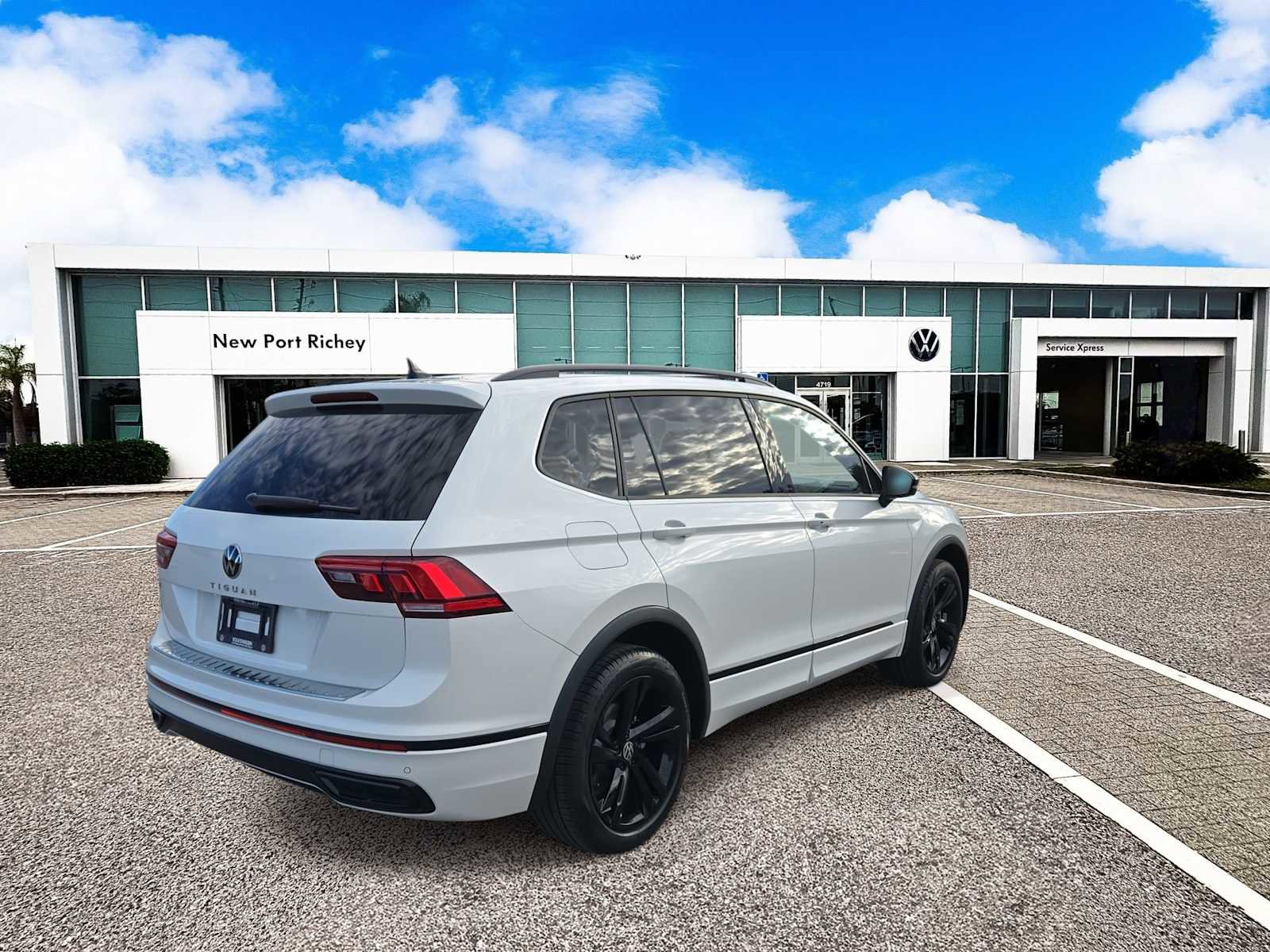 Used 2023 Volkswagen Tiguan SE R-Line image 8