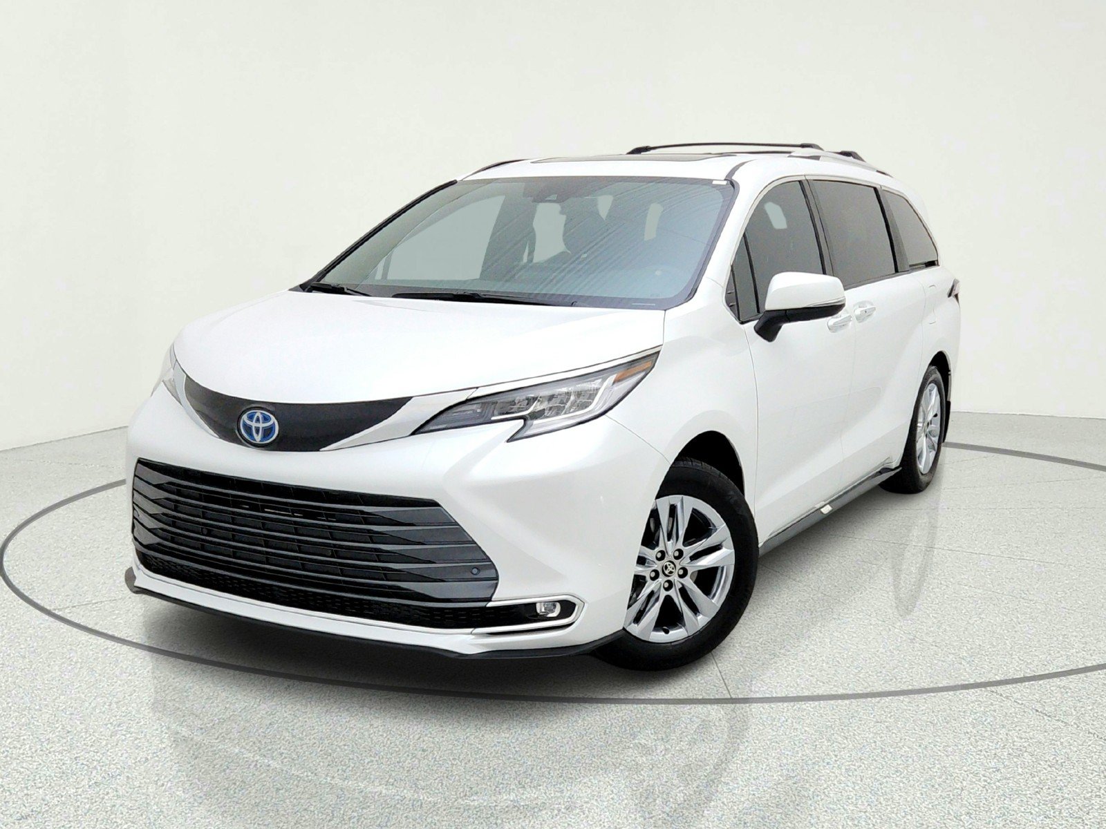 Used 2025 Toyota Sienna Limited FWD image 2