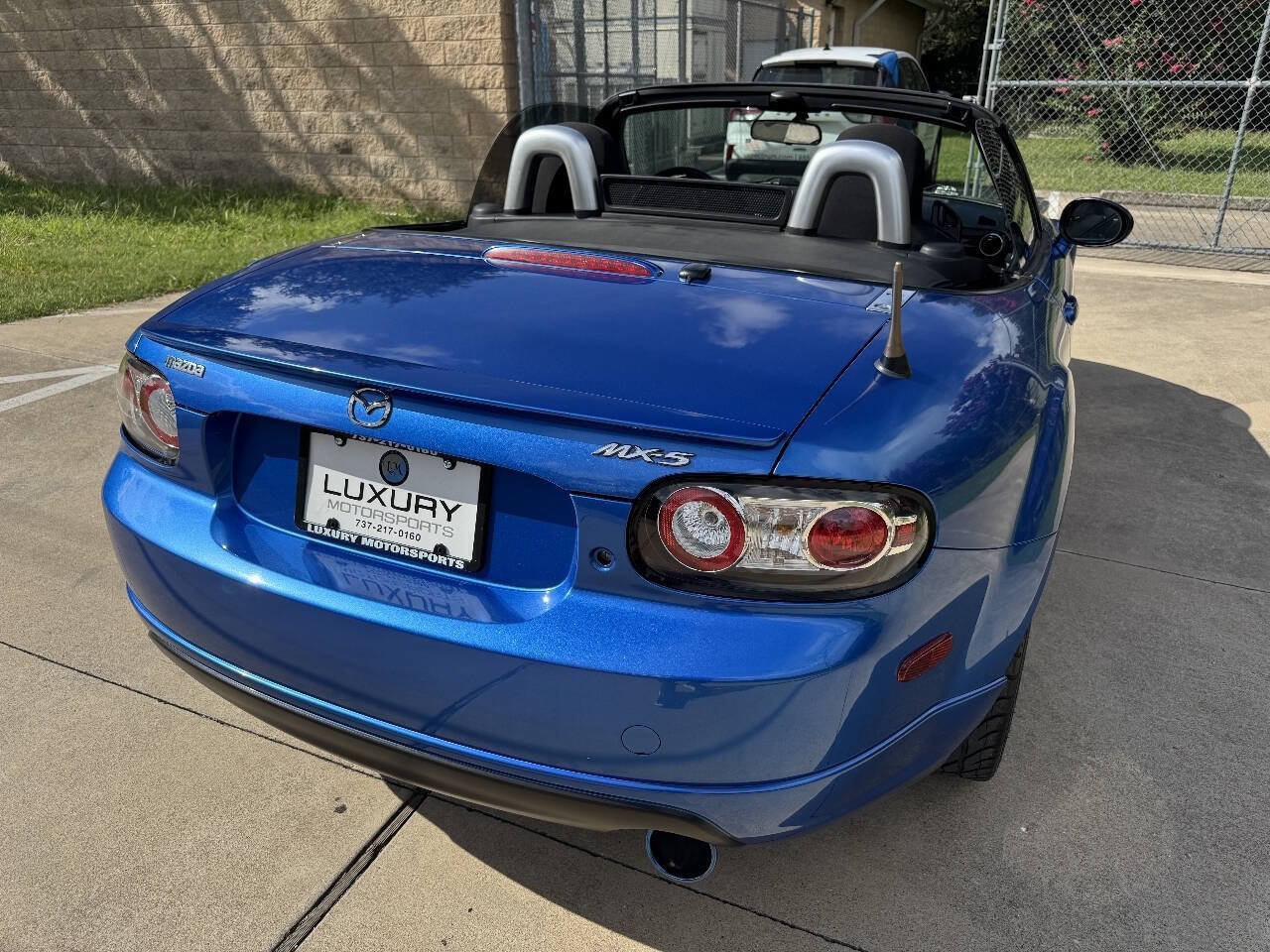 Used 2006 MAZDA MX-5 Miata Sport w/ Appearance Pkg RWD image 9