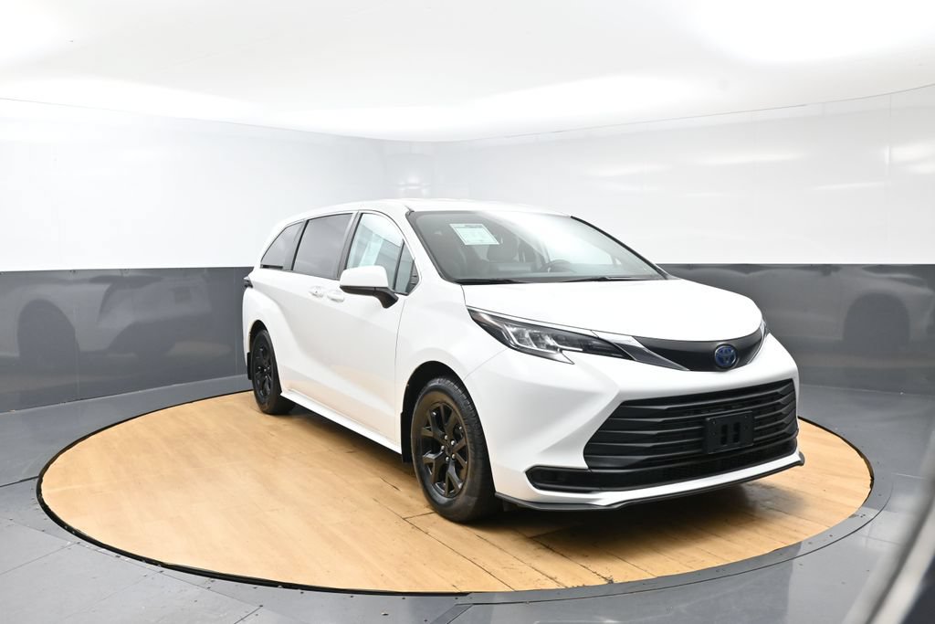 Used 2021 Toyota Sienna LE FWD image 2
