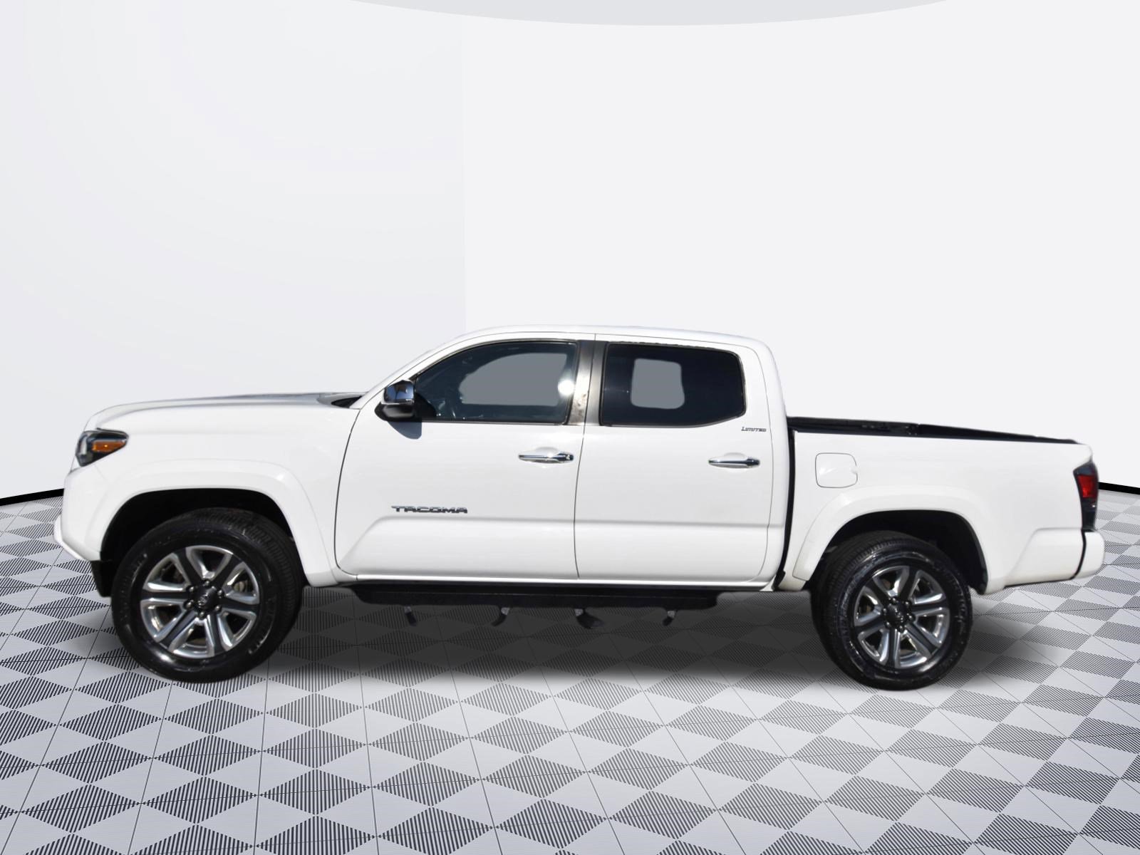 Used 2016 Toyota Tacoma Limited w/ Towing Package RWD image 2