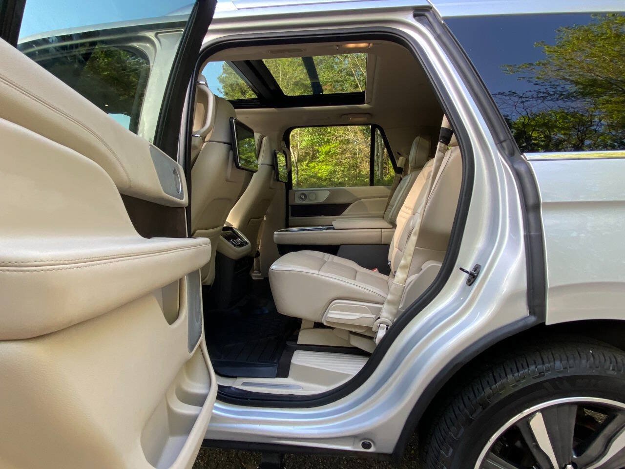 Used 2019 Lincoln Navigator Reserve AWD/4WD image 48