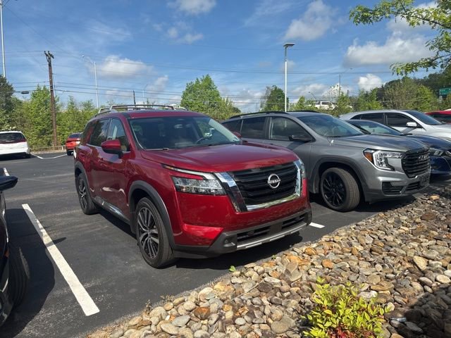 Used 2023 Nissan Pathfinder Platinum w/ Cargo Package AWD/4WD image 2