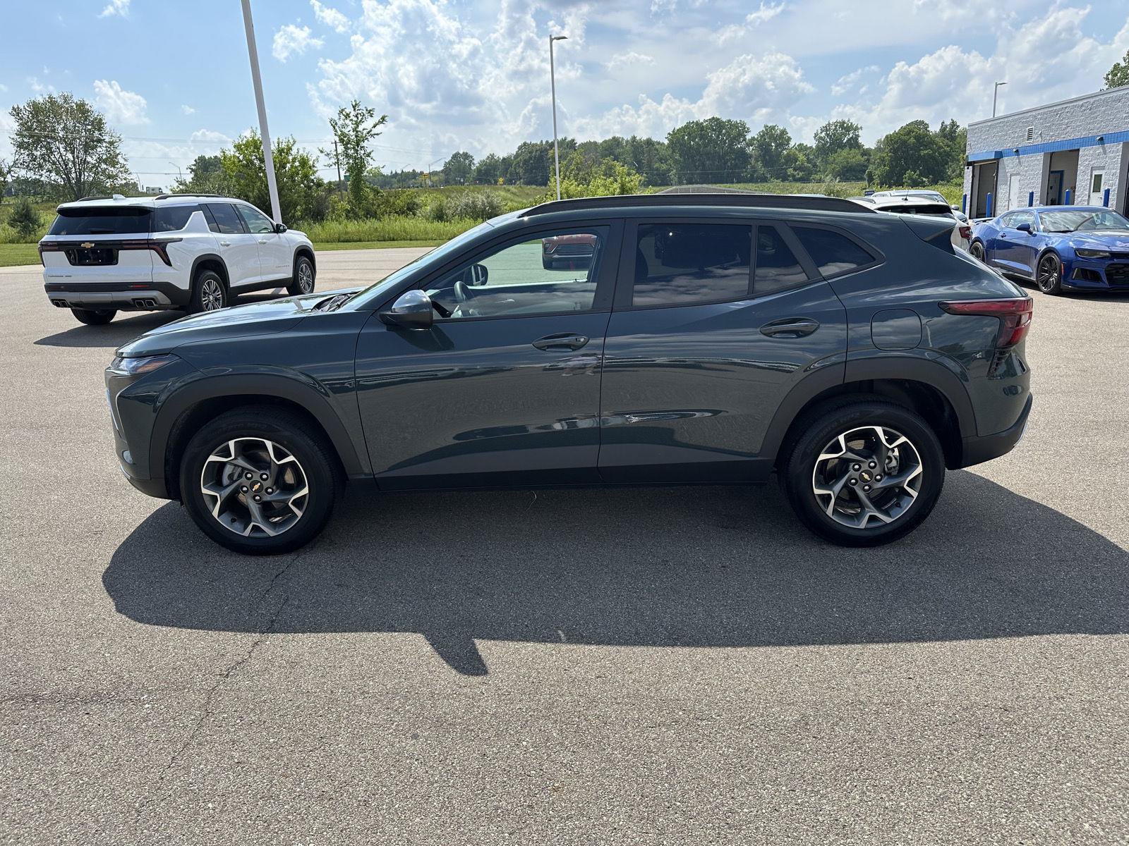 Used 2025 Chevrolet Trax LT FWD image 4