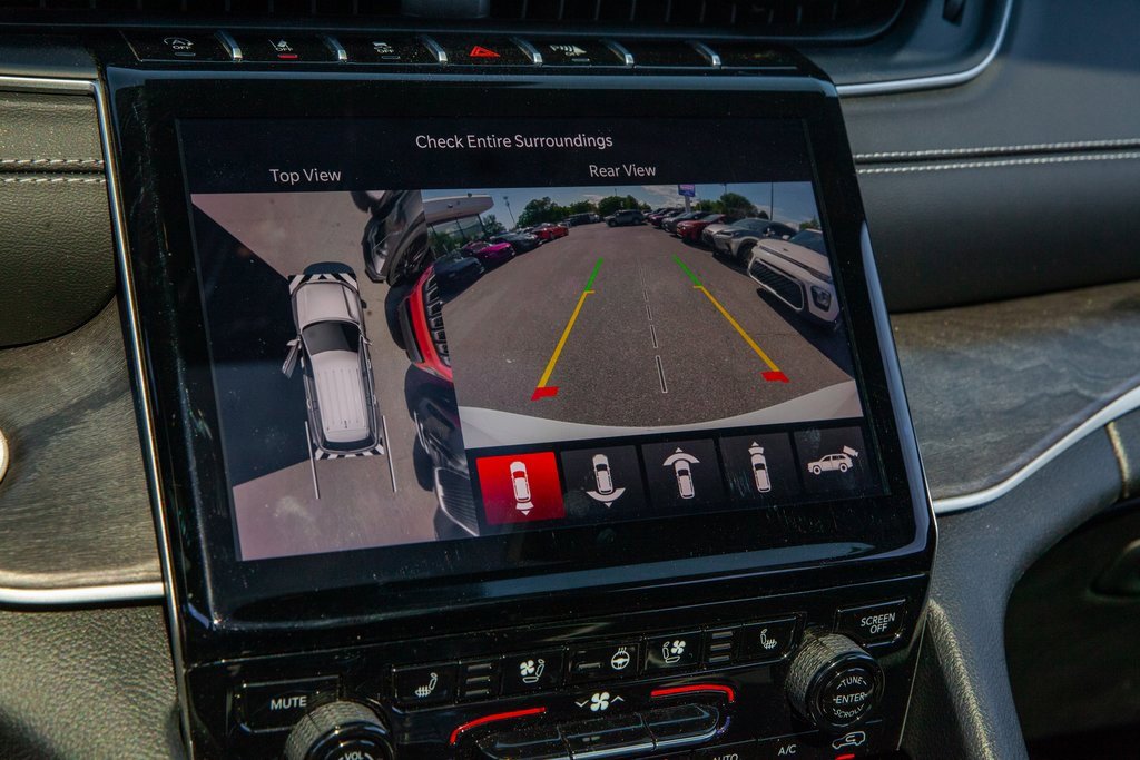 Used 2025 Jeep Grand Cherokee Limited w/ Luxury Tech Group II image 16