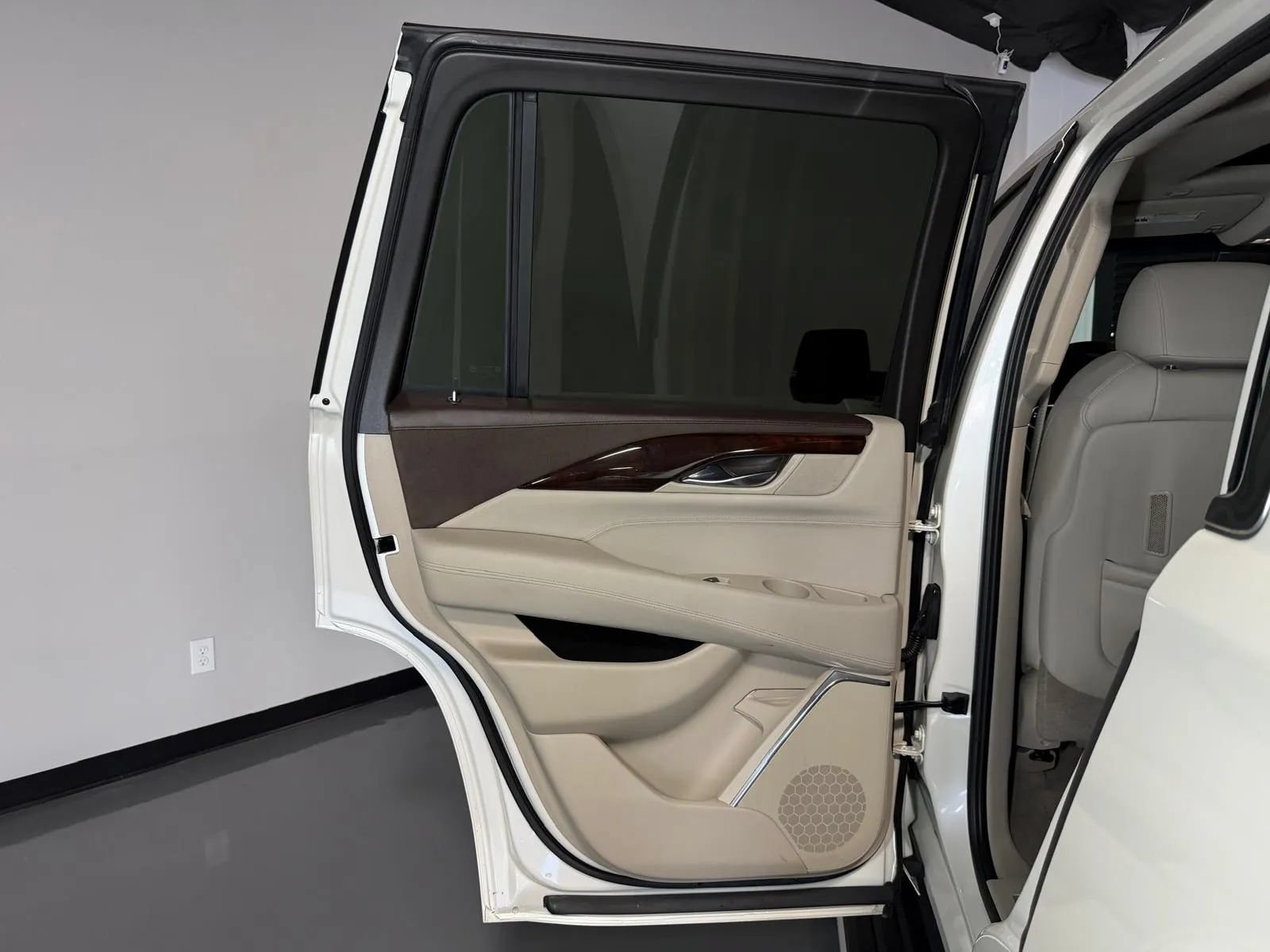 Used 2015 Cadillac Escalade Premium AWD/4WD image 18
